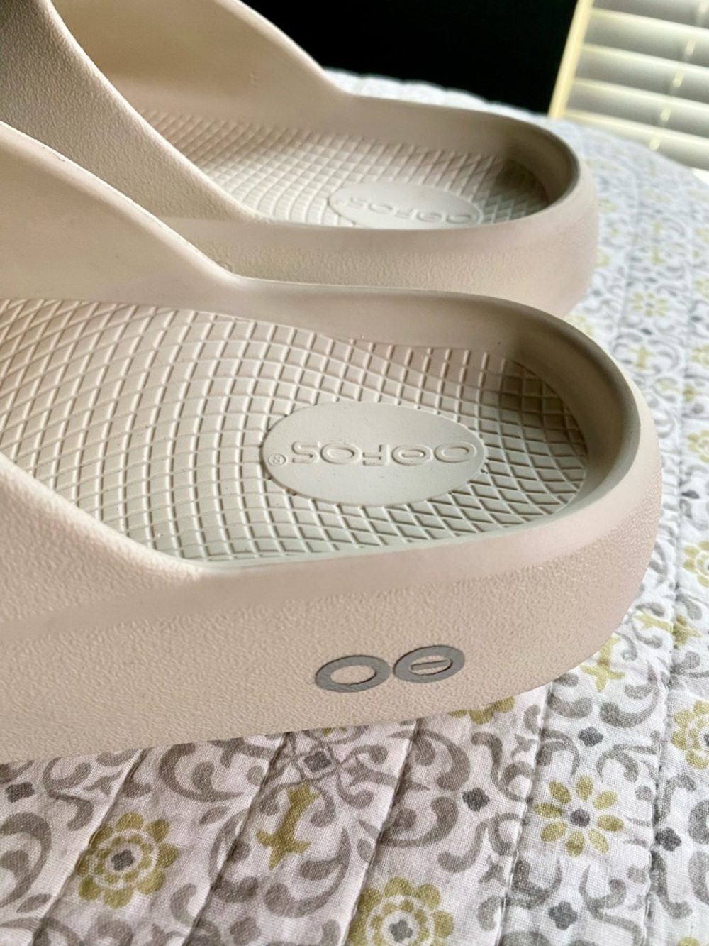 OOFOS OOahh PLUS Women’s Slide in Limited Edition Color Chalk - Picture 3 of 9